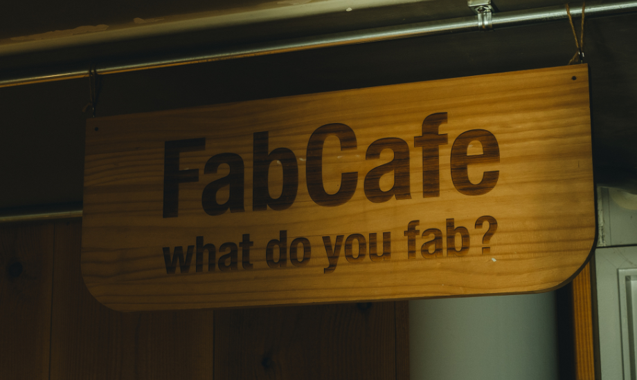 写真はFabCafe Fuji内のサイン　八木 毅（やぎつよし）さん 株式会社DOSO 代表/ 静岡県出身。グラフィックデザイナー。名古屋芸術大学芸術学部絵画科卒業後、フランスに留学。L’École Nationale Supérieure d’art de Dijon大学院卒業後帰国。東京でデザインの仕事に従事した後、2014年に山梨県富士吉田市に移住。 地域活性事業を行う富士吉田みんなの貯金箱財団を経て、SARUYA HOSTEL、SARUYA Artisit Residency、FabCafe Fujiを運営。