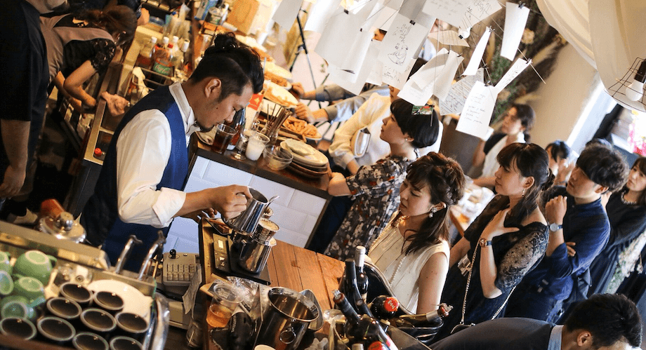 市内にあるカフェ「WTNB coffee」。提供されるドリンク・フードはもちろん、フォトジェニックなウォールアート、周桑手すき和紙を使ったランプシェードなど、内装にも拘りの空間を演出し、人気を集めている。（詳細はこちら）
