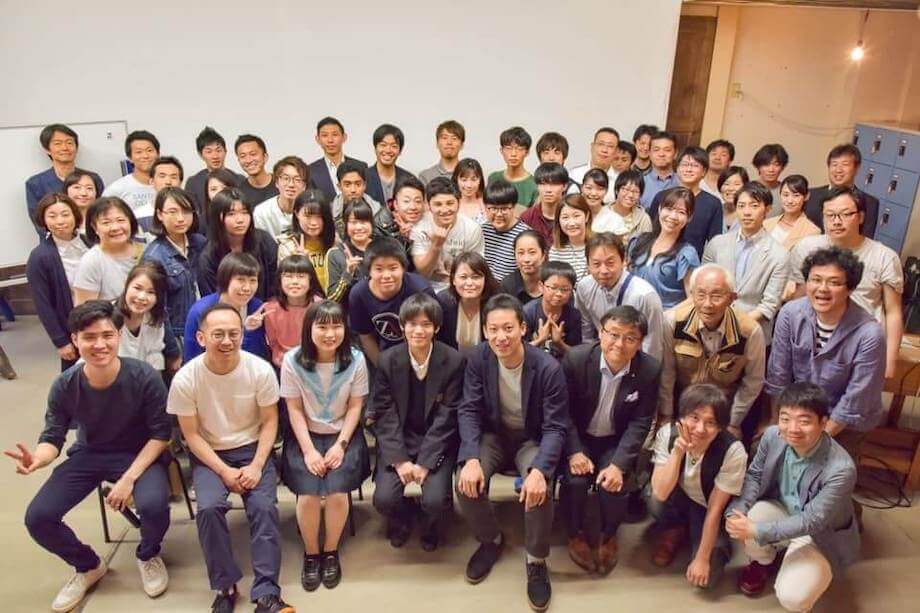 よこぜプレゼン部の参加者。老若男女が集まり、学生起業家のプレゼンに耳と心を傾ける。