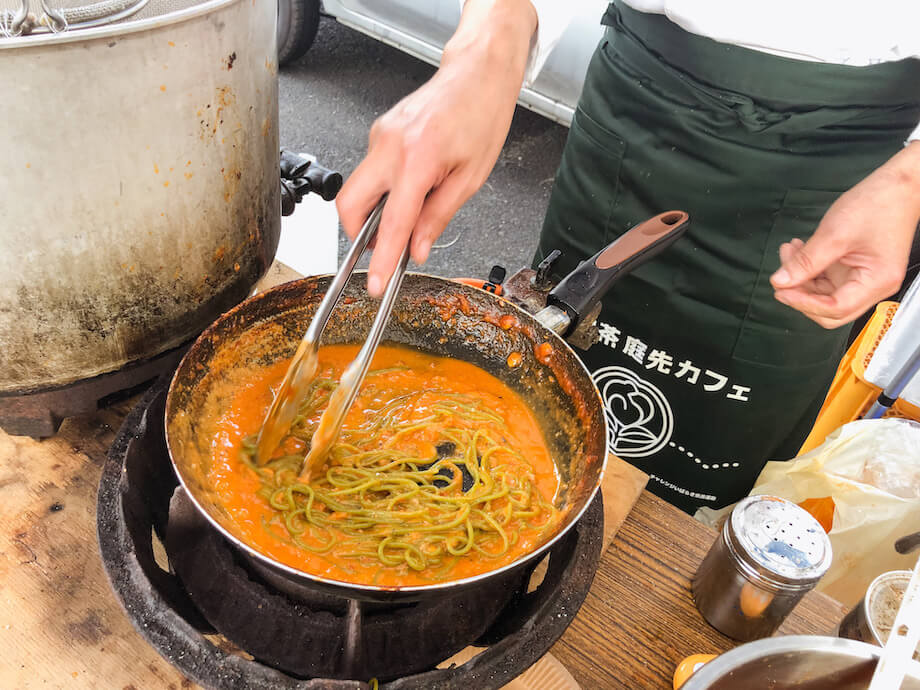 小原健二さんがつくった「タコのミートソース生パスタ」。パスタに古内茶の粉末を練りこんでおり、トマトは市場には出せなくなってしまったものを使用している。小原さんは何でもパスタに練りこむことができるそうで、「生パスタ=小原さん」と、城里町の方が口を揃えて教えてくれた。こちらも1皿300円。