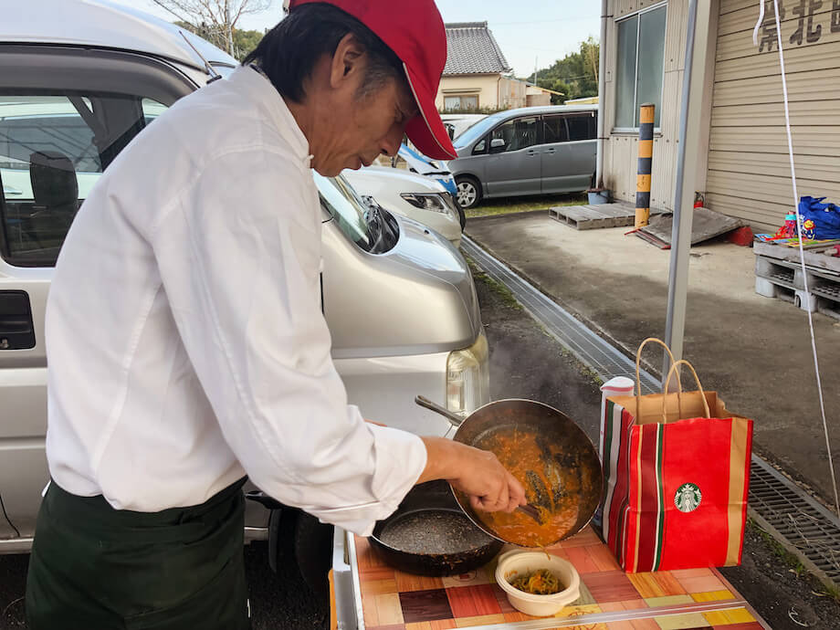 生パスタ専門店「Pastaio GENOVA」のオーナー小原健二さん。お住いは茨城県ひたちなか市だが、高萩氏の知り合いで、プレオープンの時から出店してくれているという。「城里町は僕にとって贅沢なまちです。傷がついてしまって店頭には出せないけれど、美味しい野菜や果物がたくさんありますから。農家さんにとってはもう価値がないと捨ててしまうものでも、僕たち料理人にとっては価値のあるものなんです。それを譲り受けたり、安く買わせてもらって、ペーストや粉末なんかに加工して料理に使っています」と楽しそうに話してくれた。