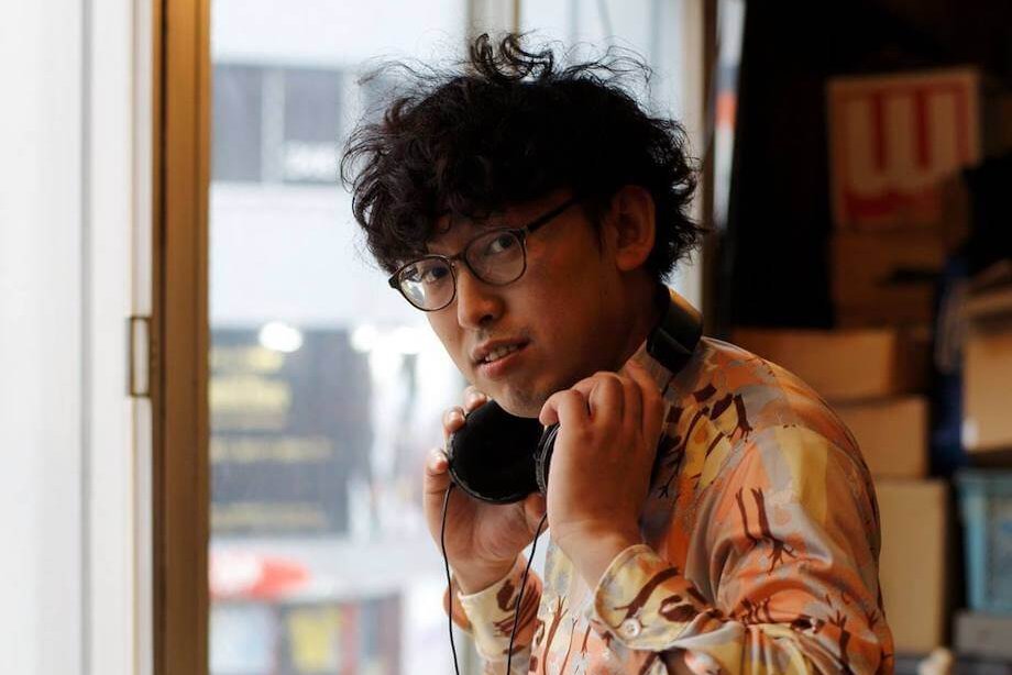 古川 陽介（Yosuke Furukawa）氏 りんご音楽祭 代表・瓦RECORD 経営者/ 神奈川生まれ、山梨育ち。信州大学在学時より18年間、長野県松本市に在住。20歳の時松本市でハウス「瓦RECORD」を立ち上げ、オーナーを務める。2009年、26歳で「りんご音楽祭」を初めて開催する。以降現在まで毎年開催を続け、秋を代表するフェスとなった。活動は松本にとどまらず、現在沖縄にも「瓦RECORD」の姉妹店「on」を展開（2020年閉店）。dj sleeperとしても全国各地のパーティで活躍している。