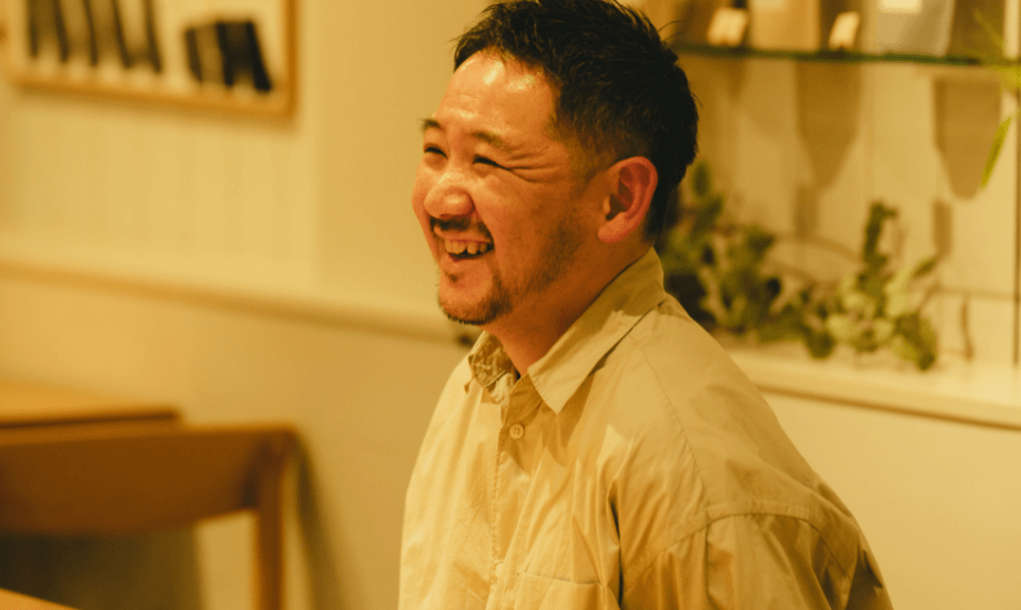 梶原 正裕さん FUUTO COFFEE AND BAKE SHOP店主/ 山梨県富士吉田市生まれ。東京で和菓子職人の経験とカフェ店員の経験を積んだ後、富士吉田市の月江寺大門商店街にＵターン移住する。実家の豆腐屋を改装し、手作りのお菓子とこだわりのコーヒーを提供する「FUUTO COFFEE AND BAKE SHOP」を2022年1月に開店。地元の人々や観光客にとって、「ふぅ」と一息つける場所となるカフェづくりを目指している。