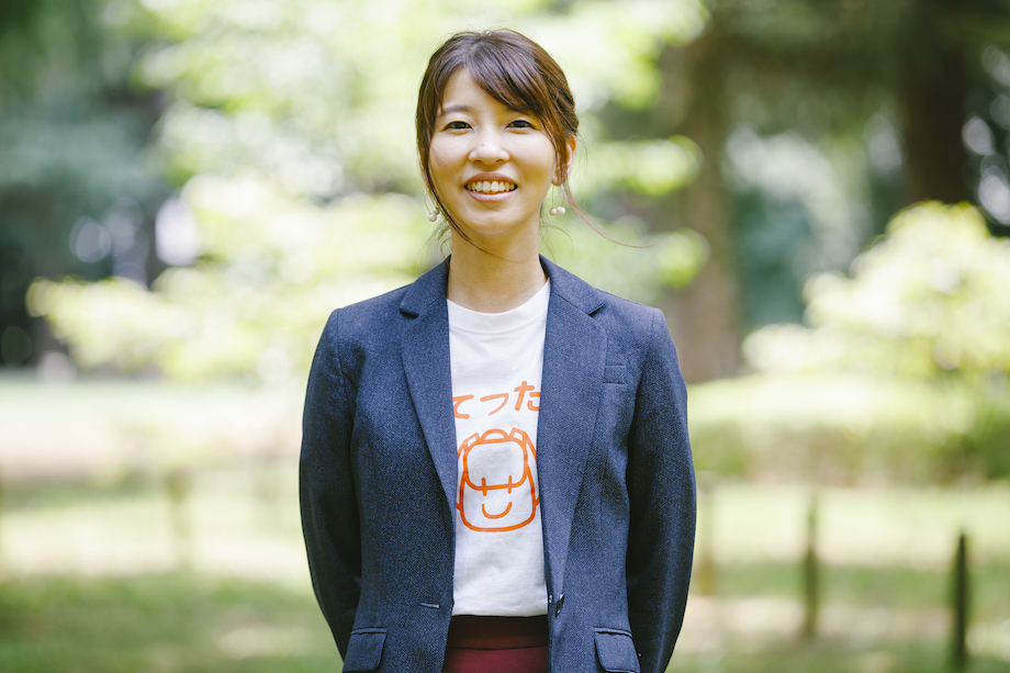 永岡 里菜(Rina Nagaoka)さん 株式会社おてつたび 代表取締役CEO / 1990年生まれ。三重県尾鷲市(おわせ)出身。千葉大学を卒業後、イベント企画・制作会社を2社経験したのち、フリーランスを経て起業。地域の短期的・季節的な人手不足で困る事業者(宿泊施設や農家等)と、地域外の若者をマッチングするwebプラットフォーム『おてつたび』を運営。誰でも簡単に知らない地域で仕事をしながら旅ができ、自分にとっての特別な地域が創出できる世界を目指している。