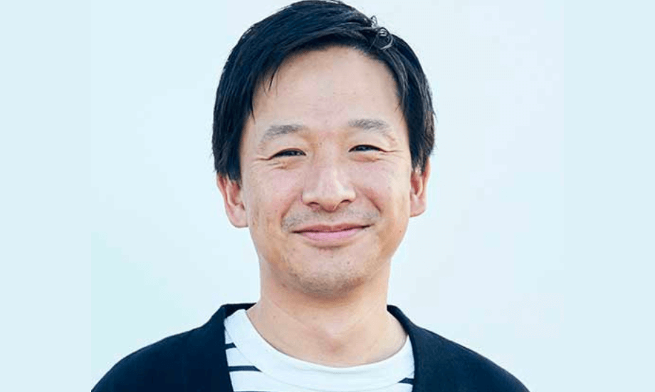 川野 輝之氏 株式会社ecommit 代表取締役CEO / 高校卒業後に中古品輸出企業に就職し、4年間の修業期間を経て22歳でECOMMITを創業。創業後、中国に輸出された日本の電子ごみによる環境負荷を目の当たりにし、トレースできない中古品の海外輸出を一切停止し、環境問題に改めて向き合う。現在は、自社開発システムを主軸に企業や自治体のサーキュラーエコノミー推進事業を全国に展開する。