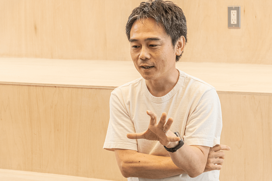 和田 智行（Tomoyuki Wada）氏　南相馬市小高区（旧小高町）出身。大学入学を機に上京しITベンチャーに就職。2005年 東京でIT企業を創業し、自身は小高にUターン。2011年 原発事故の影響で避難指示が出された小高から避難。日中の活動が認められた2014年5月には小高にいち早く戻り「小高ワーカーズベース」を開設。以来、小高に100のビジネスを創るべく事業の立ち上げや創業支援に注力している。 photo by Ryosuke SAKAI（LON）