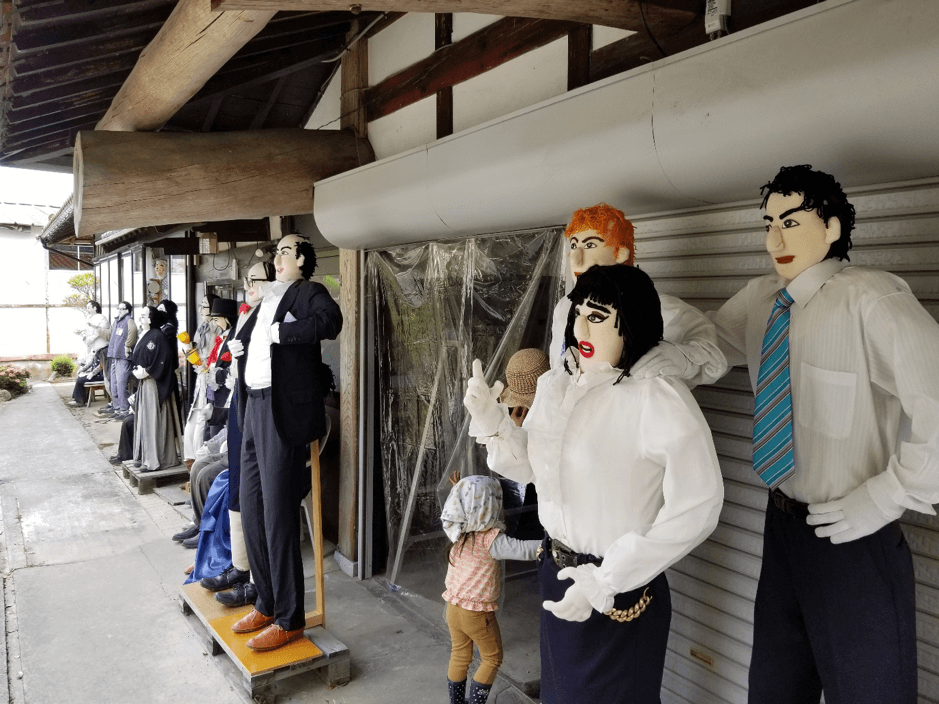 広島市佐伯区湯来町上多田地区は「人口よりもカカシが多い集落」としても有名。リアルなカカシが集落のいたるところにいる（ちなみに真ん中の小さいのは、カカシではなく娘さんとのこと笑）