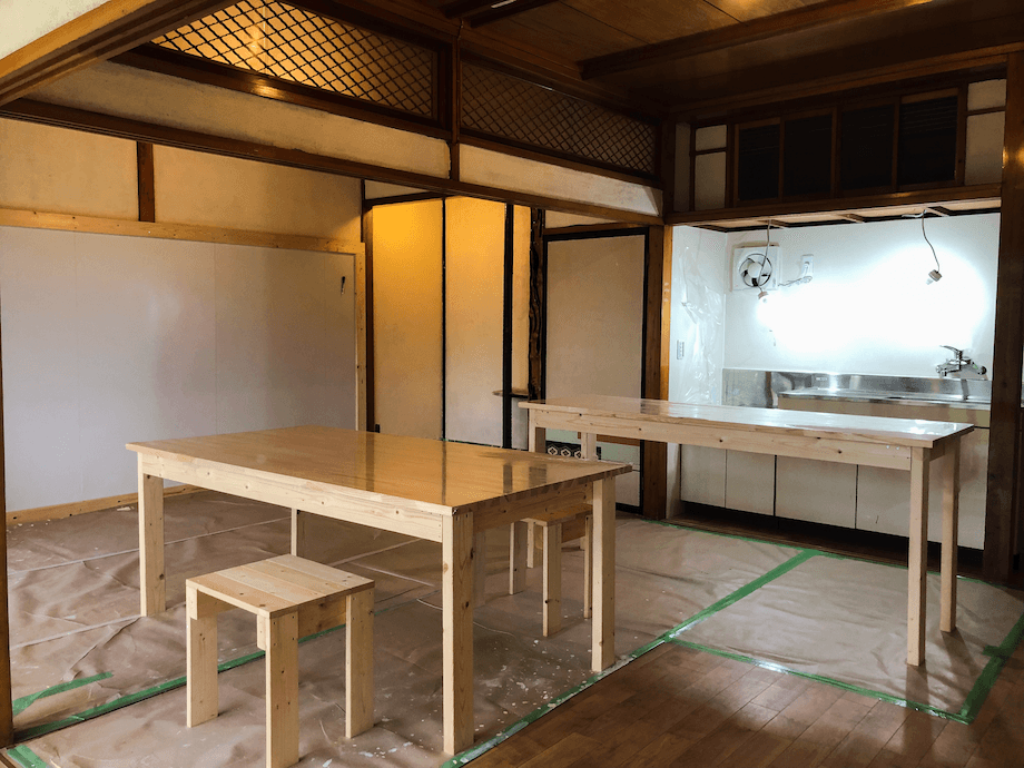 片面の壁をホワイトボードにし、ENGAWA利用者の感想や、川崎町のおすすめ場所を書き込んでいけるようなつくりにしている（オープン前の取材だったため、養生等が貼られているお写真になります。実際にお泊まりいただく際のENGAWAとは一部異なります）