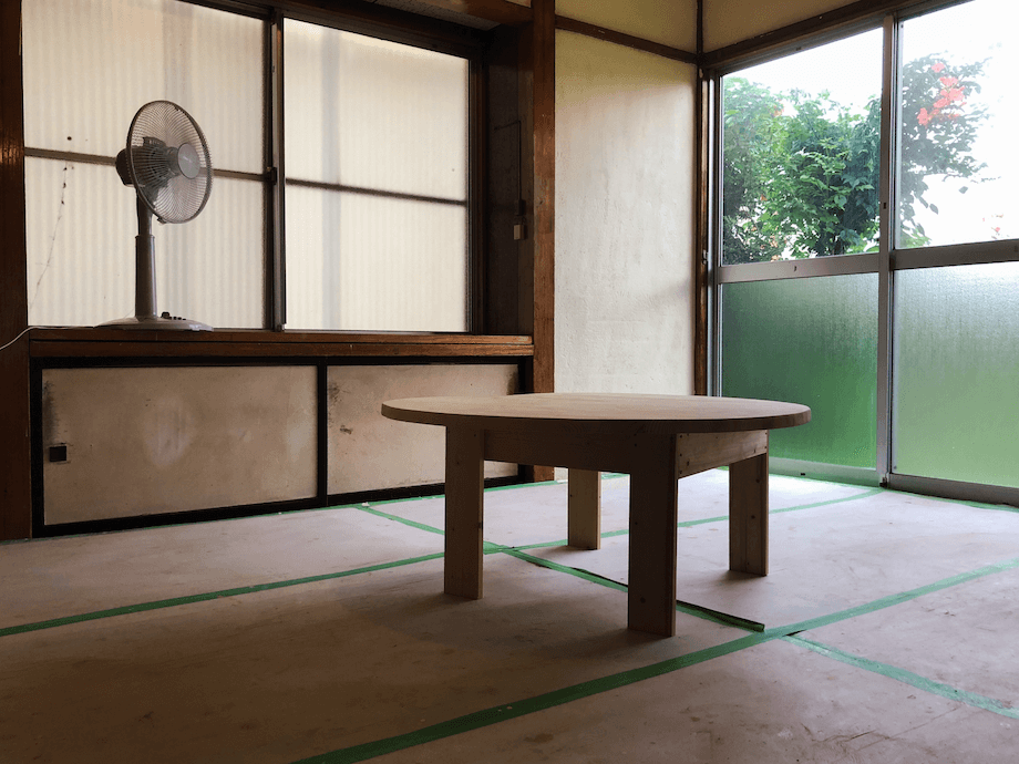 空き家を購入した際に、「どれくらい修繕が必要なのか」を体感してもらうモデルハウスのような役割も担っている。（オープン前の取材だったため、養生等が貼られているお写真になります。実際にお泊まりいただく際のENGAWAとは一部異なります）