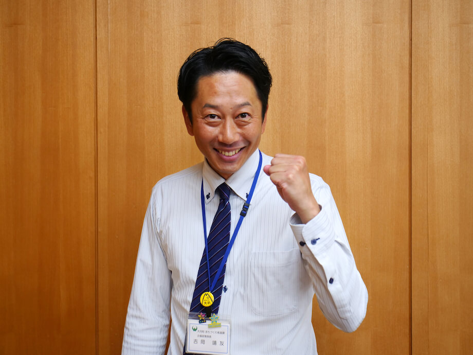 吉岡 靖友（Yasutomo Yoshioka）氏 大月町役場職員 / 高知県大月町出身。田中さんと橋本さんの上司、かつ、ツッコミ担当。公務員とは思えないフットワークの軽さと、爽やかなアツクルシサを兼ね備える。地域おこし協力隊の田中さん曰く、橋本さんとの掛け合いは、いつまででも見続けられるとのこと。ふたりの関係性にもぜひご注目あれ。