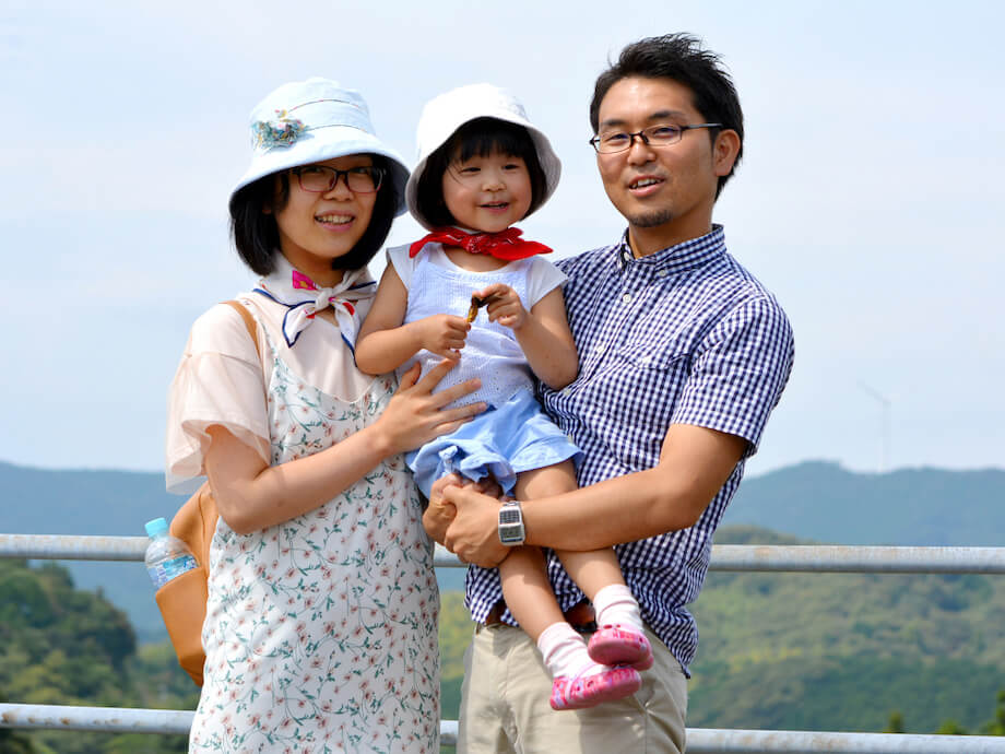 田中 義之（Yoshiyuki Tanaka）氏 大月町地域おこし協力隊 兼 映像クリエイター / 岩手県大槌町出身。就職と同時に都内へ上京。埼玉県所沢市に暮らしながら片道2時間、電車に揺られながら毎日東京へ出勤し、映像クリエイターとして活動。2017年に高知県大月町に家族で移住し、大月町地域おこし協力隊として活動を開始。映像クリエイターとしての経験を活かし、シティプロモーション担当として、地域のPR映像の撮影をはじめ、SNSでの情報発信など、幅広い分野で活動している。
