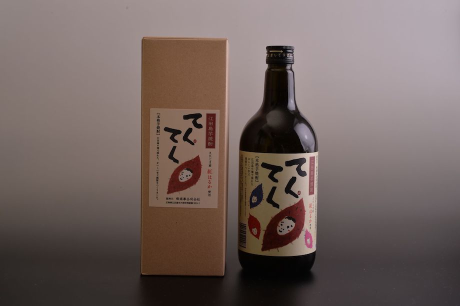 江田島芋焼酎てくてく / 江田島の畑で収穫したさつまいも「紅はるか」を使用して、江田島芋焼酎てくてくが出来上がりました。すっきりとした飲み口と、程よい芋の香りが特徴です。