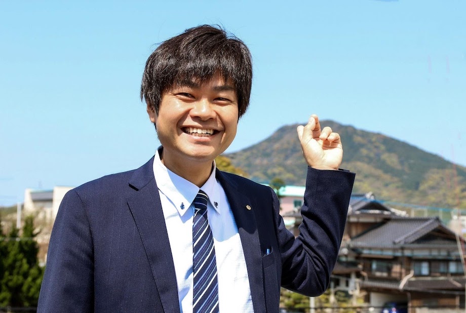 岡祐輔氏 福岡県糸島市企画部経営戦略課主査、MBA(経営修士) / 2003年に糸島郡二丈町(現糸島市)に入庁。民間の経営手法を公共経営に活かすため、仕事の傍ら、九州大学ビジネススクールに飛び込み、MBA取得。地方創生☆政策アイデアコンテスト2016地方創生担当大臣賞、帝国データバンク賞。地方公務員アワード2018を受賞。著書に「スーパー公務員直伝! 糸島発! 公務員のマーケティング力」「地域も自分もガチで変える! 逆転人生の糸島ブランド戦略」。