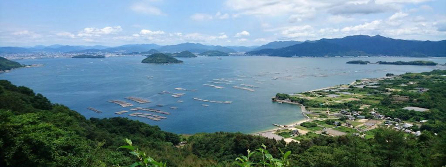 瀬戸内の多島美。海に浮かんでいるのは「牡蠣イカダ」。牡蠣の名産地ならではの光景です。