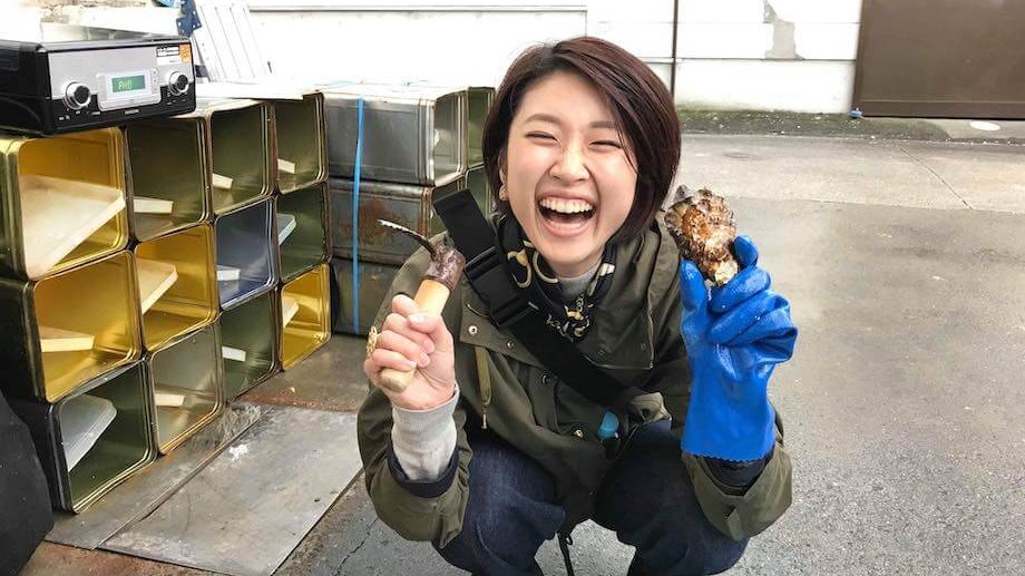 井垣 知子(Tomoko Igaki)さん / 1993年 兵庫県養父市生まれ。東京で働きながらも、抜群のコミュニケーション能力で、様々な地域との繋がりをつくり続けている。2019年に開催された「ひろしま里山ウェーブ」に参加し、はじめて江田島市に訪れ、地域も地域の人も大好きになる。