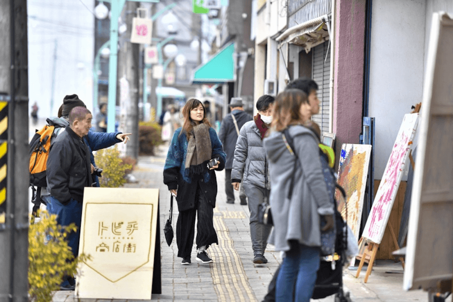 辰野町でやりたい!を叶えた、たった1日限りのマーケット「トビチマーケット」。辰野町の空き店舗に全国からお店が出店。10年後の商店街の未来を想像しながらワンデイマーケットが作り上げられ、当日は4,000人以上の参加者が県内外から訪れた。