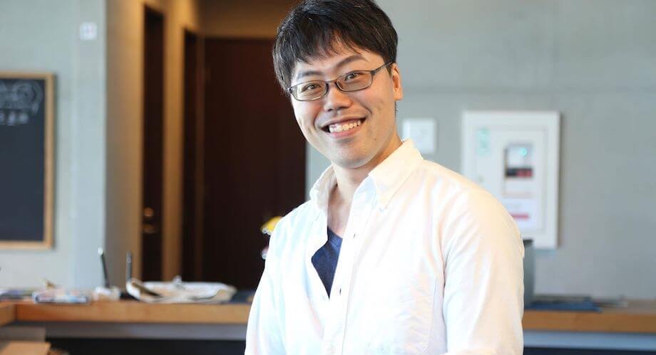 後藤 峻（株式会社ディスカバーリンクせとうちONOMICHI SHARE事業担当 兼 コンシェルジュ）/ 尾道のシェアオフィスのコンシェルジュ。2016年京都から尾道へ移住。 副業で企画やディレクションも行う。大阪大学（旧大阪外国語大学）在学時は３年間休学→卒業後２年間フリーター→中途採用にて印刷会社に就職→移住後、現在に至る。 地域のなかでの施設の役目を意識し、訪れた方や地域の方の交流やマッチングに取り組む。個人としては、より自分らしく働けること、そのためにどういうスキルとキャリアを作っていくかを自分の人生で模索中。