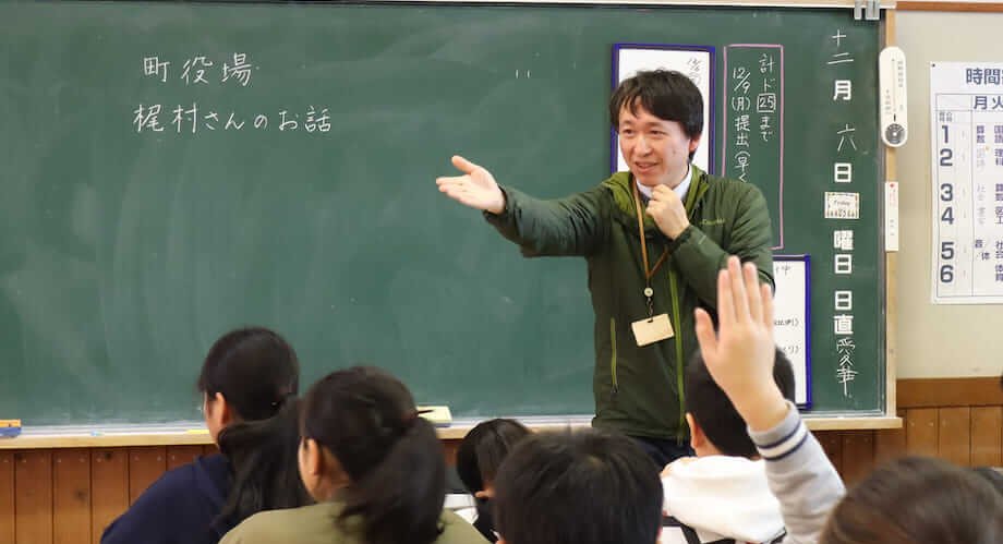 梶村勢至（山形県真室川町移住定住推進コーディネーター） / 東京農業大学農学部卒業。和歌山県の温泉旅館に勤めた後、農業フリーターとして住み込みアルバイトで全国の農業に触れる。東京で教育コンテンツの開発等に従事。3.11後に独立し、2013年に川崎市から山形市に移住。2015年に真室川町に移住し、地域おこし協力隊員として活動。2018年から現職に就き、町の移住推進、交流人口拡大、地域おこし協力隊の活動支援などを担う。2019年には「まむろがわ移住定住推進協議会」の立上げを主導。趣味はスノーボード、渓流釣り、写真撮影。日々、旬の食材を使った料理や季節の遊びを満喫しながら暮らしている。大の山好きでもある。