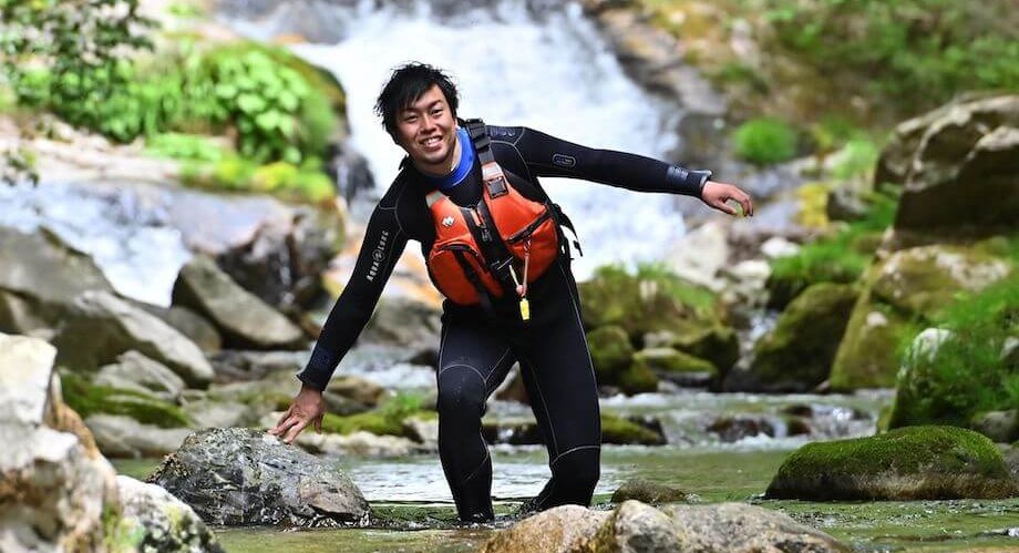 佐藤 亮太 氏（NPO法人湯来観光地域づくり公社の理事長）/ 愛知県岡崎市出身。福島のサッカークラブ勤務時、東日本大震災で被災し広島市へ。温泉に魅了され2014年に移住人口100人未満の湯来町上多田地区へ移住。カフェ経営や魚の養殖、間伐を活かしたワークショップ、シャワークライミングをはじめとする山・川を冒険する自然体験プログラムの開発、閉鎖されていた露天風呂や古民家をDIYによって復活させるなど多岐にわたる活動を進め、観光と暮らしの両立したまちづくりを行う。多種多様な肩書きをもつ複業家であり、気になったこと、興味があることには常に突っ込んでいく行動派。