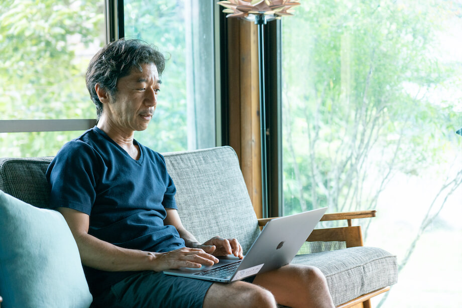 東京で磨いたスキルや知識を活かし、地域でいくつものプロジェクトに携わる栗原さん。映像やWEBの制作からプロジェクトのディレクションまで、マルチなスキルを活かし、地域で絶大な信頼を得ています。移住者がどうやって地域で仕事を作るのか、また地域で求められるスキルは何なのか、地域プロジェクトの極意を取材しました。