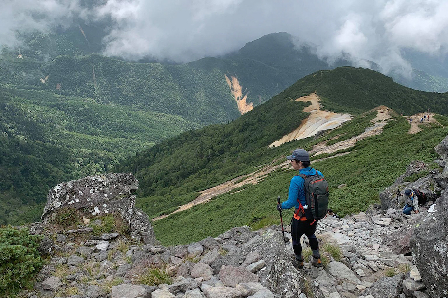 八ヶ岳が近い富士見町に来て趣味の登山の頻度が増えたという栗原さん。こちらの写真は、硫黄岳にて。