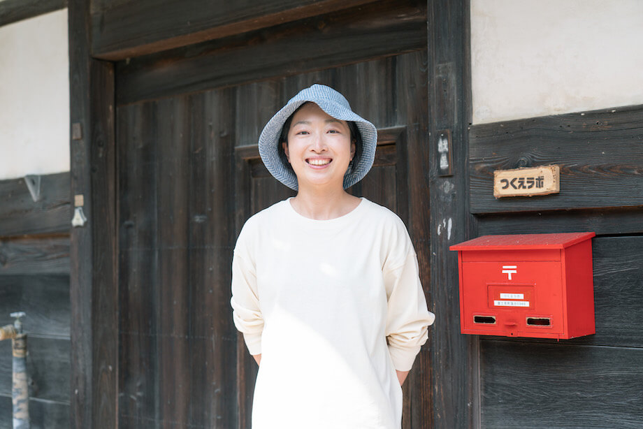 馬淵 沙織 (Saori Mabuchi)さん / 愛知県生まれ。南山大学総合政策学科を卒業し、上京し、重電機器およびシステム、水処理システム、産業システム機器などを手がける企業へ就職。入社12年、広告宣伝企画の担当として腕を振るっている。