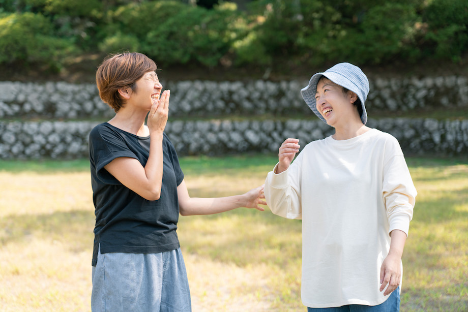 (左)つくえラボ代表・久保有美さんと馬淵さん