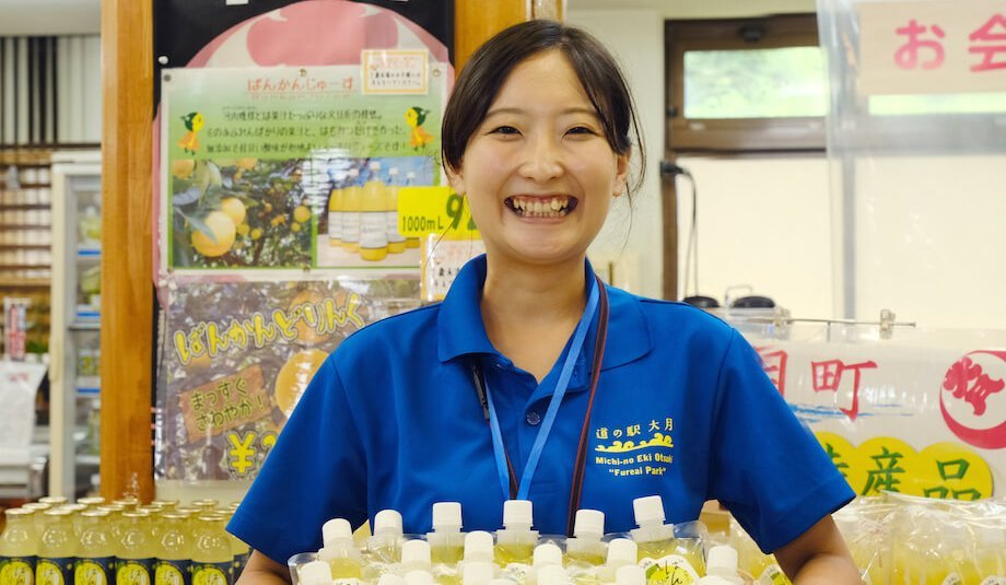 寺内奈緒子（Naoko Terauchi）さん 高知県大月町地域おこし協力隊 / 大阪出身でＳＥとして働いた後、東京のクラウドファンディングサイトを運営する企業で働き、2年半前大月町に移住。現在は地域おこし協力隊で、特産品の外商担当として働くかたわら、自ら野菜を育てたり、大月町の食材で加工品づくりをするため、今加工品づくりの勉強をしている。