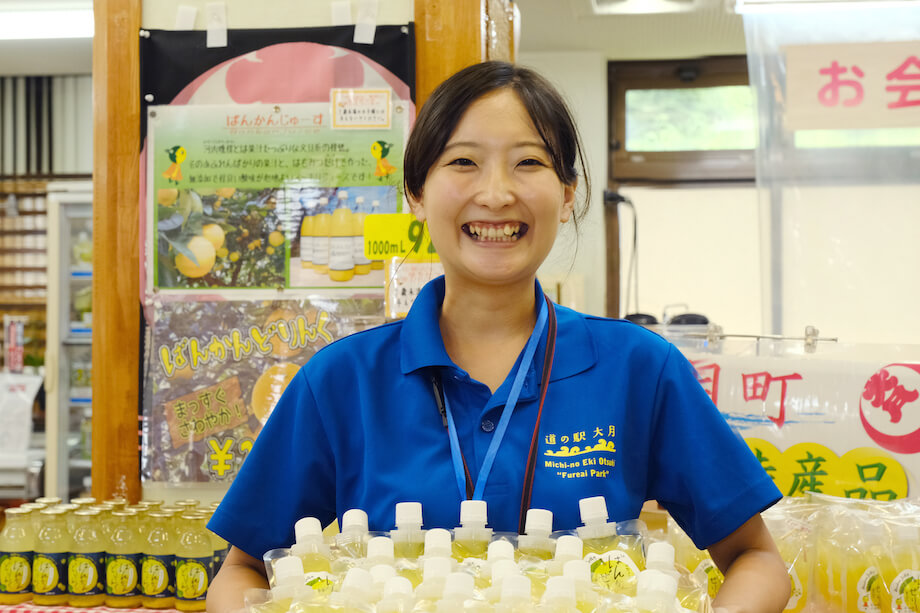 寺内奈緒子（Naoko Terauchi）さん 地域おこし協力隊 / 大阪出身でＳＥとして働いた後、東京のクラウドファンディングサイトを運営する企業で働き、2年半前大月町に移住。現在は地域おこし協力隊で、特産品の外商担当として働くかたわら、自ら野菜を育てたり、大月町の食材で加工品づくりをするため、今加工品づくりの勉強をしている。