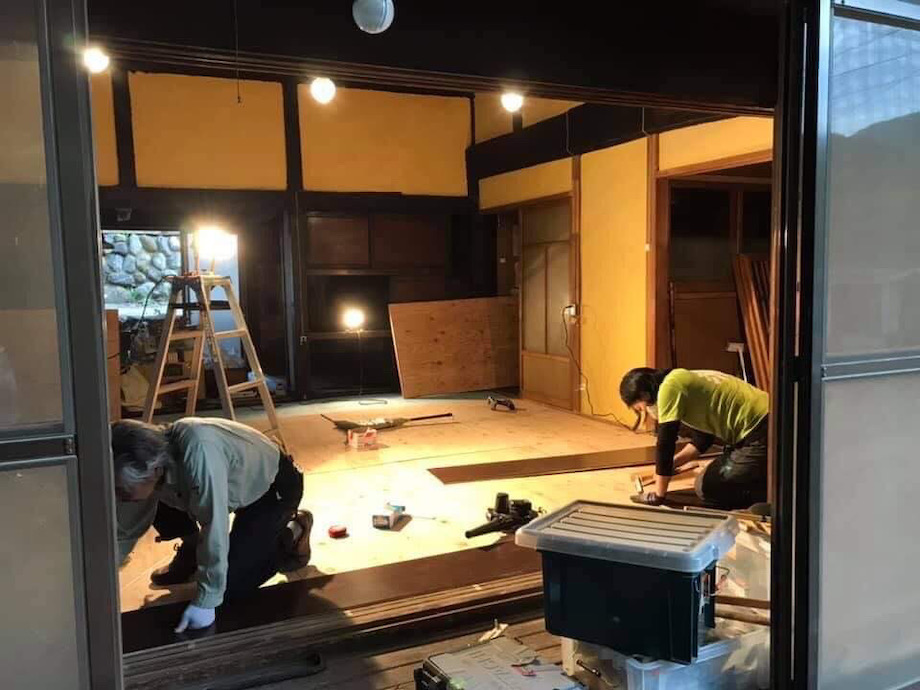 師匠(机区の大工さん)から教わりながらの板張り作業の様子。