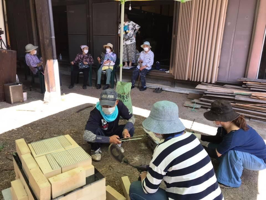 『つくえラボ』にてピザ窯作りのワークショップを開催。畑作部で採れたミニトマト、バジル、玉ねぎを使ってピザ作り。見学に来てくれた机区の方達と。