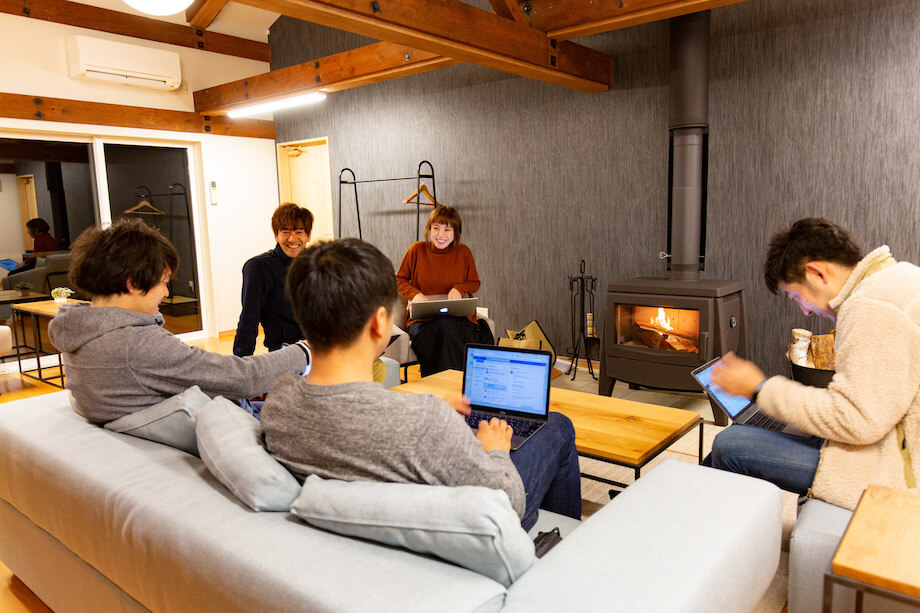 企業合宿にて森のオフィスLivingでの打ち合わせの様子。