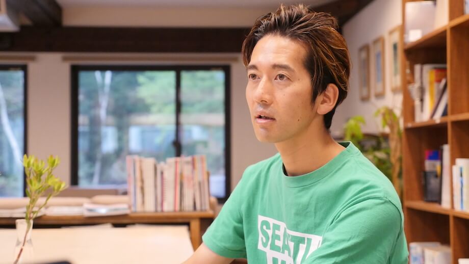 津田 賀央(Yoshio Tsuda)さん Route Design合同会社 代表 / 神奈川県出身。2001年より東急エージェンシーにて、デジタル領域のコミュニケーション戦略に携わる。約10年の勤務の末、大手家電メーカーへ。クラウドを用いたサービスやプロトタイプの開発、サービスのUX開発などを手がける。もともと「都心と地方を行き来しながら生活すること」に興味があり、2015年に家族とともに長野県諏訪郡富士見町へ。Route Design合同会社を立ち上げ、『富士見 森のオフィス』を運営しながら、移住相談や地域の仕事づくりといったコミュニティーデザインから、地域の商品やサービスの企画などのサービスデザインまで手がける。