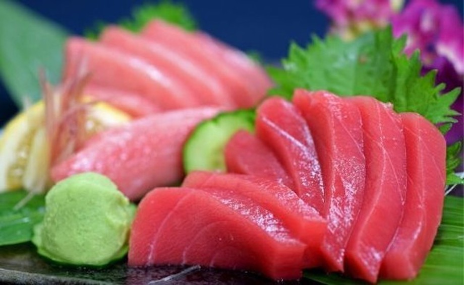 抜群の透明度と魚種の豊富さで、国内有数のダイビングスポット「柏島」がある大月町。実は知る人ぞ知る “本マグロの養殖に最適な海” 。透明度が高く綺麗な海域で、美味しいマグロには欠かせない豊富な運動量と、とびきり新鮮な魚を食べながら、3年間大切に育てられた大月町のマグロは、赤身まで脂がのっていることから「全身トロ」と言われるほど。口に入れた瞬間、自らもトロけてしまうほどの幸福と驚きに襲われます。