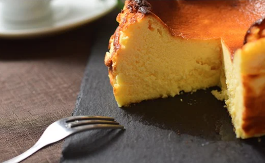 少し前から流行りだした「バスクチーズケーキ」。もう食べ飽きた？ そんなことは言わせません。なんと大月町のバスクチーズケーキは、楽天サイトのふるさと納税ランキング「スイーツ・菓子部門」でデイリーランキング1位を獲得した大人気商品（2020年1月27日時点）。外はしっかり、中は絶妙な柔らかさ、甘さ控えめでとっても濃厚なバスクチーズケーキをぜひ一度食べてみては？
