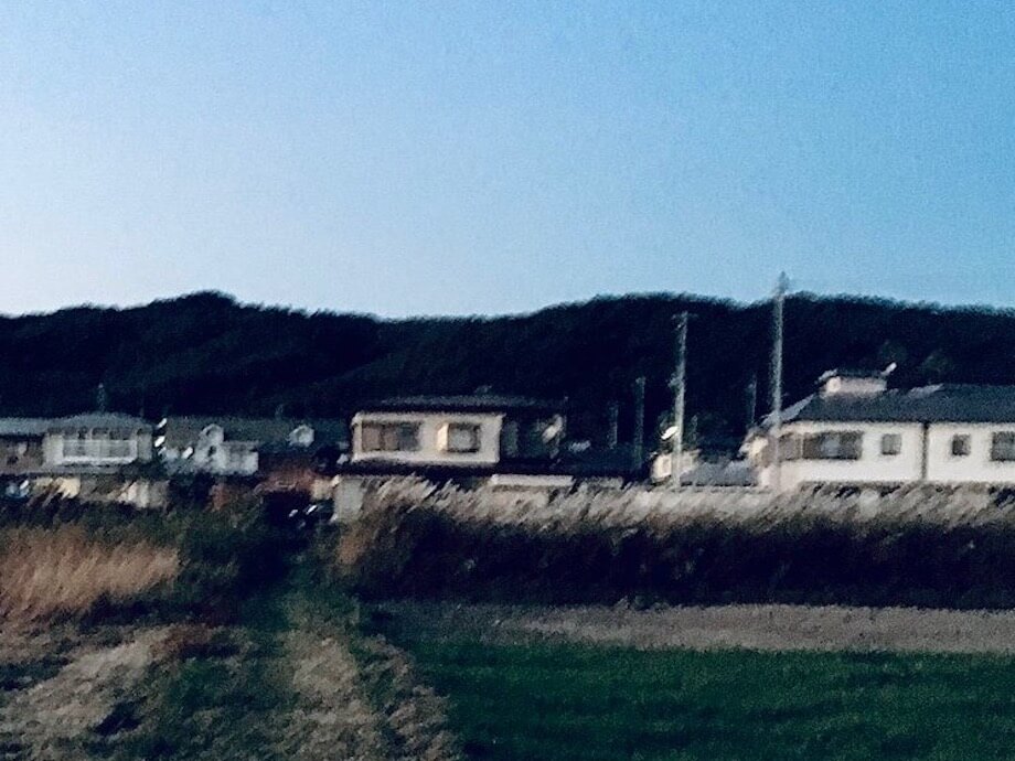 岩手県久慈市門前町。小中学校に通う道、友達と弟と、毎日通った田んぼのあぜ道。ぼやっとした写真で、今どうなってるのか分からんけど、、大切にしまってます。冬は霜、夏は泥、田んぼのあぜ道はふるさとの記憶です。（岩手県久慈市門前 / @RehaLaboJapan）