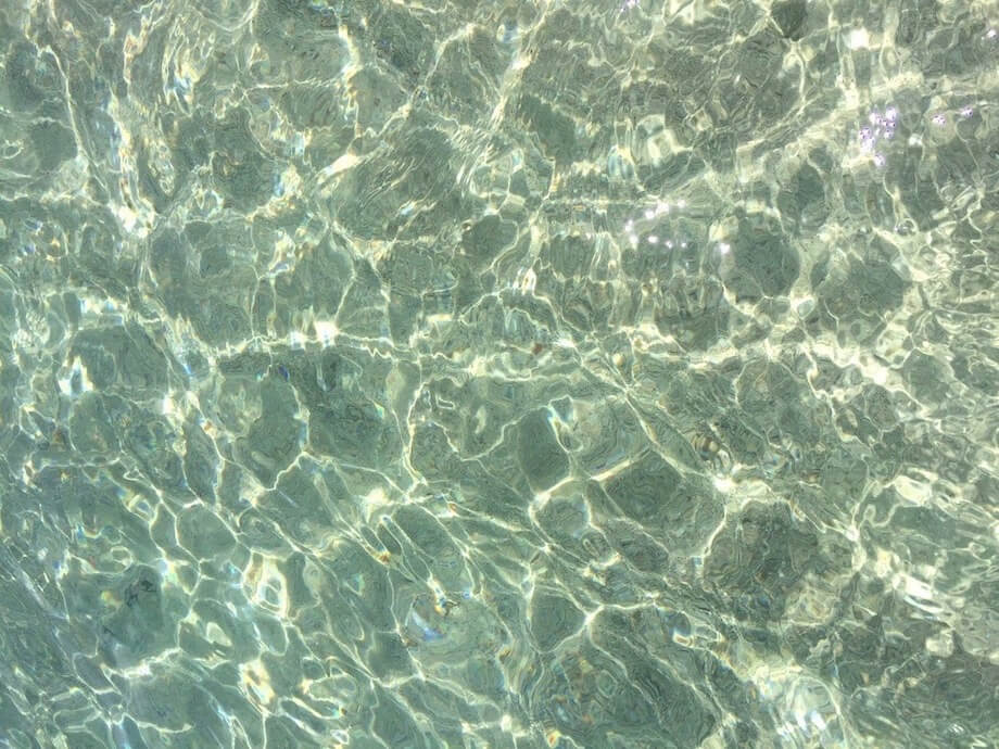 ストレスを感じた時。頭が動きすぎて思考を止めたい時。海に行って波音に耳を澄ませ、四季で変化する色合いを感じ、本来の自分に戻るクセがある。この美しさの前に立つと、なんでもいいじゃない、って広く捉えられます。（長崎県平戸市 / @FUMIKA422）