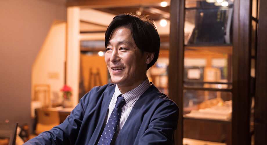 野口 純一 結城商工会議所 経営指導員・株式会社TMO結城 / 1979年生まれ、茨城県古河市出身。大学卒業後（大東文化大・経営学）、都内アパレル企業での5年間の勤務を経て、2008年に結城市商工会議所に就職。「結いプロジェクト」を立ち上げ、株式会社TMO結城の事務局として市の地域活性化を牽引する。自身が好きな音楽やファッション、サブカルチャーの要素を取り入れた企画で、伝統の街・結城市に新しい風を吹き込む仕掛け人。