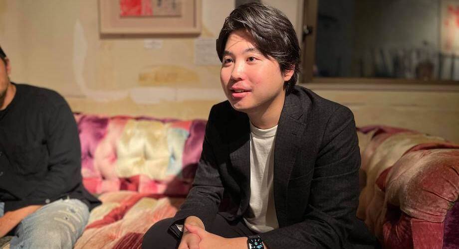 高輪 健人 SAPPORO Incubation Hub DRIVE Community Manager / 1993年北海道札幌市生まれ。高校卒業後渡英。アイルランド共和国国立トリニティカレッジダブリン大学政治社会科学部卒。新卒で日系IT商社マーケティング本部。WeWork Japan 合同会社ブランドマーケティング部、Fun Group Inc (旧タビナカ) 海外新規事業開発部ハワイ担当を経て、株式会社大人代表との出会いをきっかけに、2021年3月約9年ぶりに北海道札幌市にUターンをし株式会社大人にCommunity Managerとして入社。北海道最大級コワーキングスペース SAPPORO Incubation Hub DRIVE にてCommunity Manager と、北海道安平町での起業家型人材と町との長期的関係性を構築することを目的とした取り組み Fanfare -あびら起業家カレッジ- のProgram Manager の2つの事業責任者。