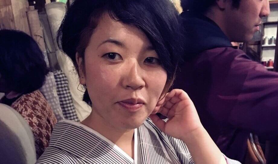じゅんべママ（西裏を取り仕切るママ）/ 口癖は「笑顔で帰ろう！」。誰もが親しみを感じ、つい頼ってしまいたくなる姉御肌。飲むならやっぱりハイボール！今は、一緒にお酒を楽しく飲めて、寄りかかれる人を募集している（らしい）。趣味はお笑いと読書。