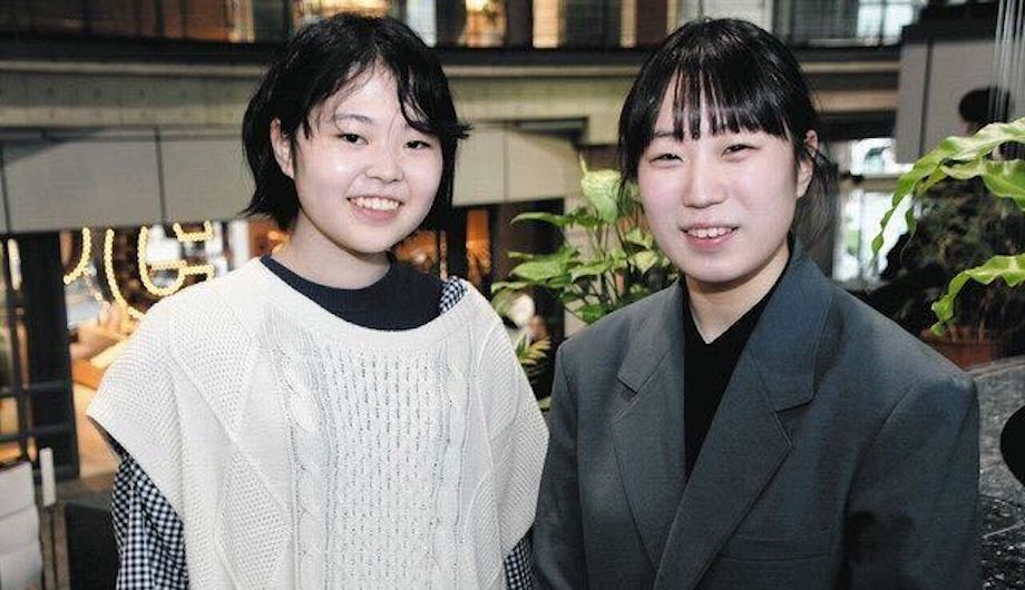 写真左)茂森 小想さん Amarillis代表、愛知高校2年生|写真左)安達 香音さん Amarillis代表 南山女子部2年生 / ふたりとも高校1年生の時に、高校生が起業を学ぶプログラム『スタートアップ・ユースキャンプ』に参加し、その後、アート思考を身に付けられるカードゲームの制作・販売を行う『Amarillis』を立ち上げる。
