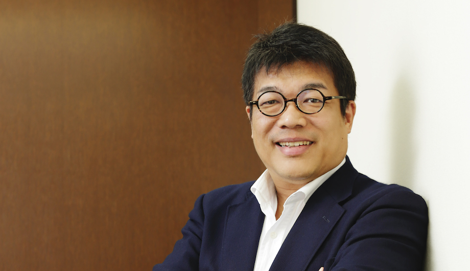藤野 英人さん レオス・キャピタルワークス株式会社 代表取締役 会長兼社長 最高投資責任者(CIO)/ 野村投資顧問(現:野村アセットマネジメント)、ジャーディンフレミング(現:JPモルガン・アセット・マネジメント)、ゴールドマン・サックス・アセット・マネジメントを経て、2003年レオス・キャピタルワークス創業。中小型・成長株の運用経験が長く、ファンドマネージャーとして豊富なキャリアを持つ。投資信託「ひふみ」シリーズ最高投資責任者。投資啓発活動にも注力する。東京理科大学上席特任教授、早稲田大学政治経済学部非常勤講師。一般社団法人投資信託協会理事。