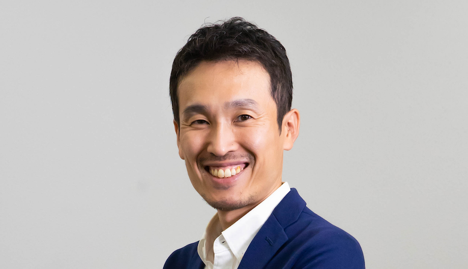 飯田 一弘 さん ミテモ株式会社 取締役/DO SCHOOL代表、ワークショップデザイナー、LEGO® SERIOUS PLAY®認定ファシリテーター / 青山学院大学 ワークショップデザイナー育成プログラム 修了。早稲田大学大学院ファイナンス研究科修了。東京大学法学部卒業。2000年東京証券取引所に入社。2013年より、日本取引所グループ広報・IR部において、投資教育と起業教育に従事。2014年より、中高生を主要なターゲットとする体験型の起業・経済教育プログラムである「JPX起業体験プログラム」を立ち上げた。2016年よりミテモ株式会社にて、企業研修プログラムやワークショップの企画開発・ファシリテーションを担当。2019年より、ミテモ株式会社の取締役に就任。2021年には、名古屋市「スタートアップ・ユースキャンプ」、宮崎県「みやざきビジネスチャレンジクラブ」を企画・運営。2022年に始動するオンラインの起業体験事業DO SCHOOLの責任者として、これを日本中に広げる取組みに取り組んでいる。