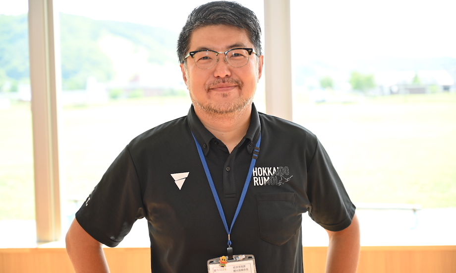 川俣 佳昭（Yoshiaki Kawamata）さん 留萌市地域振興部経済港湾課観光振興係長 / 1998年入庁。土木課、生活環境課、税務課などを経て、2022年4月より本組織に勤務。留萌市内の観光振興のほか、道の駅るもい屋内交流・遊戯施設の管理・運営やアウトドア観光の推進などを担当している。モンベルと連携したアウトドア観光の推進については、包括連携協定を締結する準備段階から携わっている。