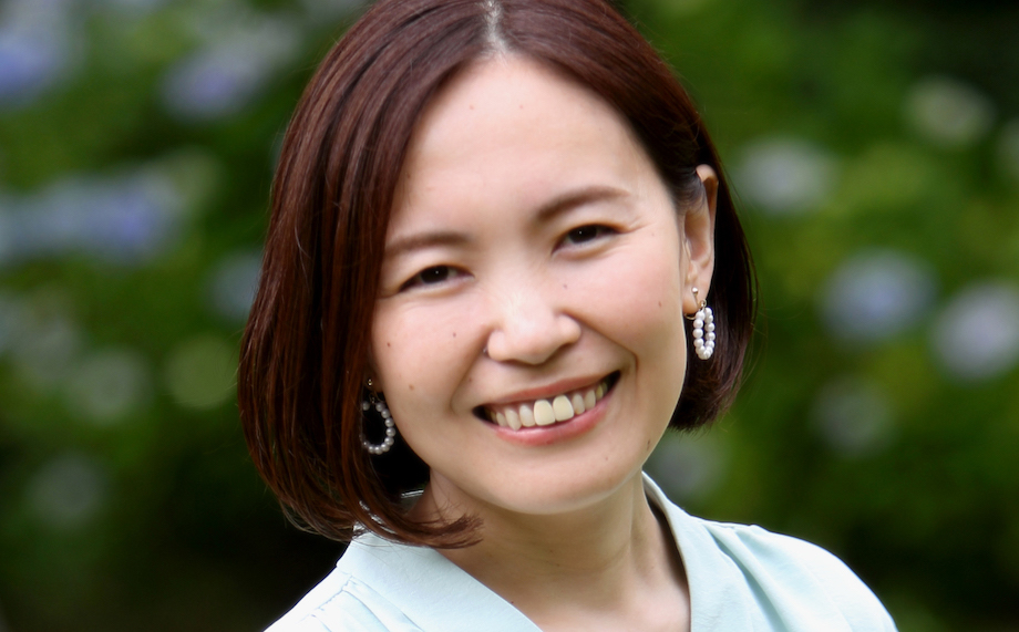 山下 久美（やました くみ）さん マメムギモリノナカ 代表 / 前職であるセラピストの経験から、心身の健康には自然との触れ合いが重要と感じ、緑豊かな宮城県丸森町に移住。2019年8月に起業し、町の休眠資源を活用した、洗って繰り返し使えるミツロウラップ【tsu tsu mi】を製造販売。