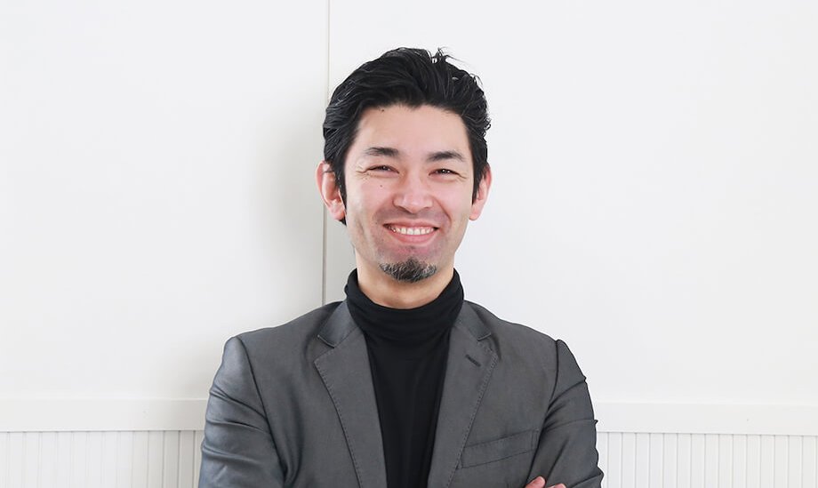 久保田 健一（Kenichi Kubota）さん 一般社団法人Switch 代表理事、株式会社Shift 代表取締役 / 1982年福島県田村市生まれ。デザイン系専門学校卒。一般社団法人Switch 代表理事 兼 株式会社Shift 代表取締役。広告代理店（ブラック...）にて約15年間、企画・制作に従事し管理職を務める。震災や原発被害、自身の経験から、故郷である福島県田村市に目を向け、2018年より地元田村市に「まちづくり法人（一社）Switch」「クリエイティブ企画・制作会社（株）Shift」を設立。廃校を活用したテレワーク拠点「terrace ishimori（テラス石森）」の立ち上げ・自走化をはじめ、地域での生業・プレーヤー創出、魅力づくり、地域課題解決等、現在も田村市にて仕事（生業）・人材創出による「楽しめるまちづくり」に取り組んでいる。