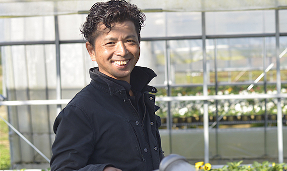 今野 高(Takashi Konno)さん株式会社宮城フラワーパートナーズ 代表取締役 / 宮城県農業改良普及員野菜担当を9年間経て花壇苗生産者として独立。100%市場外流通を行い、東北地区ホームセンターを中心に直接取引(480店舗)で事業展開。現在、愛知・埼玉の生産者・物流会社とともに株式会社宮城フラワーパートナーズを設立し、広域連携の元、全国の花壇苗生産と物流の拠点づくり「ジャパンフラワーパートナーズ構想」実現を展開中。生産以外に農業改良普及員時代のノウハウと自ら生産・営業・流通・物流を行っているノウハウをあわせ、生産者向けに、みやぎ産業振興機構のビジネスプロデューサー等で主に事業計画中心のコンサルタントやフマキラー㈱のフラワービジネスアドバーザーを行っている。