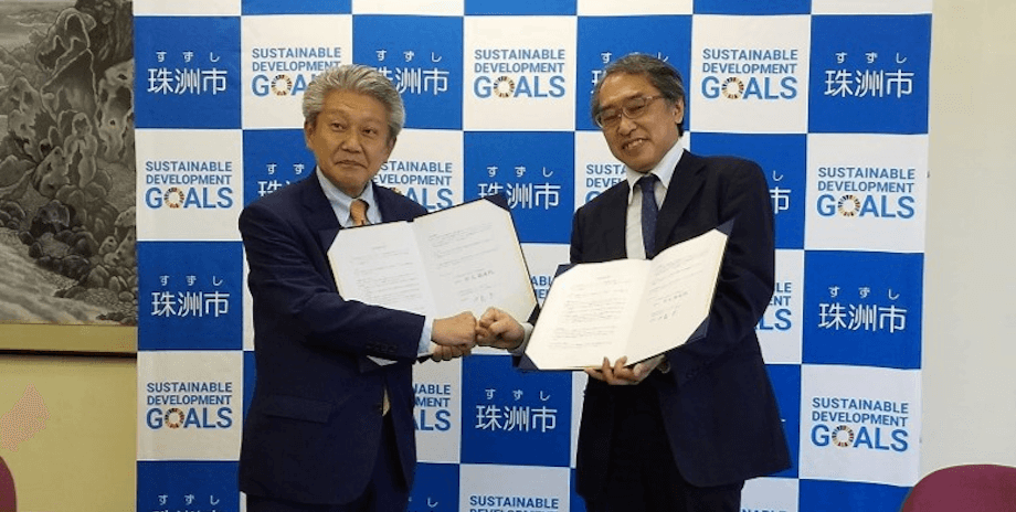 包括連携協定締結式(左:泉谷 満寿裕珠洲市市長 / 右:中島武教育ジャパン3776地域コンソーシアム代表)