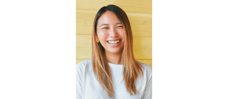 朱明奈氏 株式会社CoCo代表取締役 / 慶應義塾大学環境情報学部卒業後、英語教育・出版事業に携わる。「人生は一度きり」という想いから、父と世界一周の旅に出る。HafH初代グローバルアンバサダー、Nomadsgivingbackアンバサダーを務めるワーケーションノマドワーカー。自らのワーケーションライフスタイルが2020年11月に朝日新聞一面に取り上げられた。海外のノマド事情にも精通している。世界中のデジタルノマドに英語で旅のハプニングやノマドの恋愛事情などをはじめとしたストーリーをインタビューしたPodcast”NomadUniversity”のホストをしている。