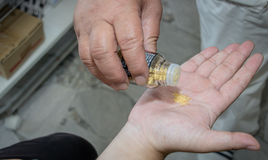 取材中も「とりあえず食べてみて」と勧めてくださる廣畑さん photo by Ryosuke SAKAI(LON)
